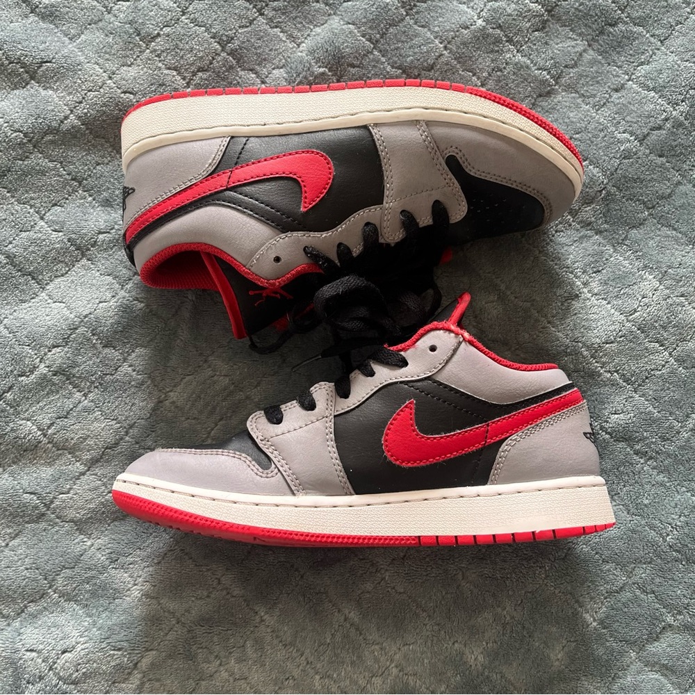 Jordan Black and Red low-Top Sneakers‎ Classic Design 4Y